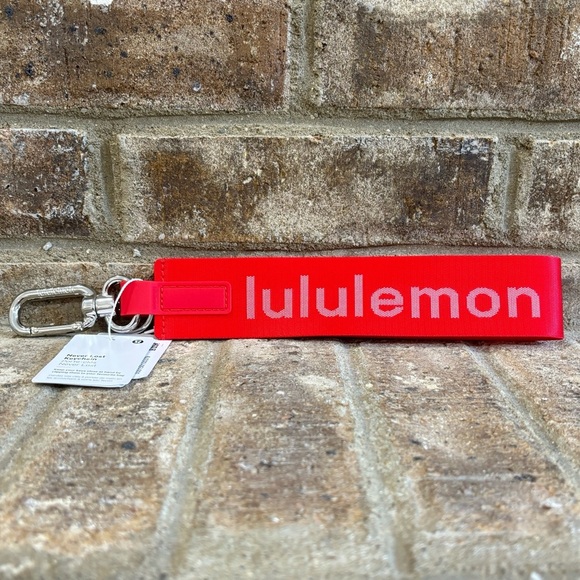 (SOLD) NWT Lululemon Never Lost Keychain In Lulu Red/White - Picture 1 of 5
